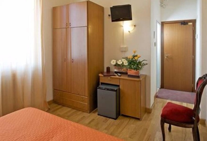 اتاق استاندارد سه نفره, Roma