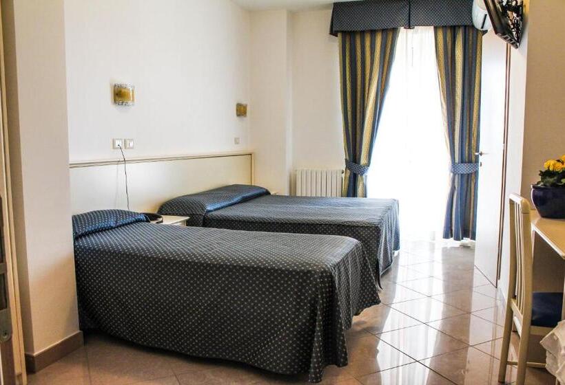 اتاق استاندارد سه نفره, Holiday
