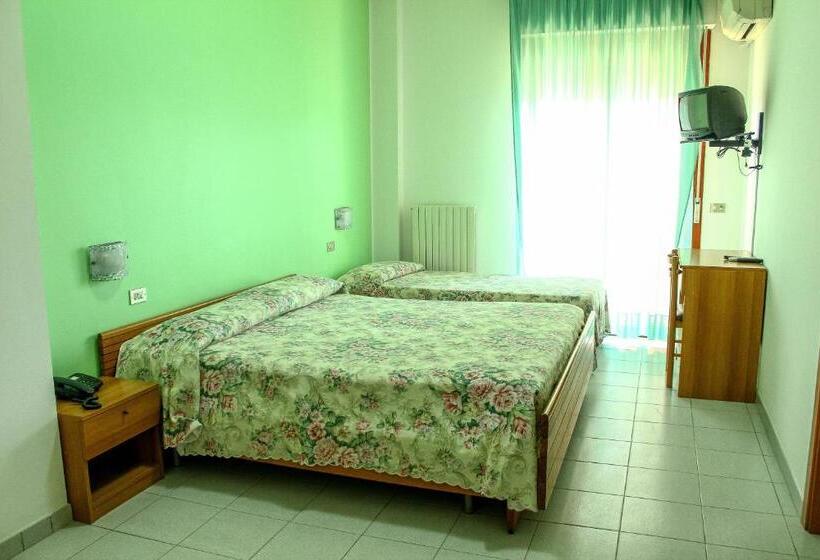 اتاق استاندارد سه نفره, Holiday