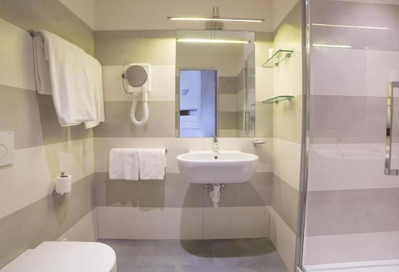Quarto Estandar Individual, Laurin