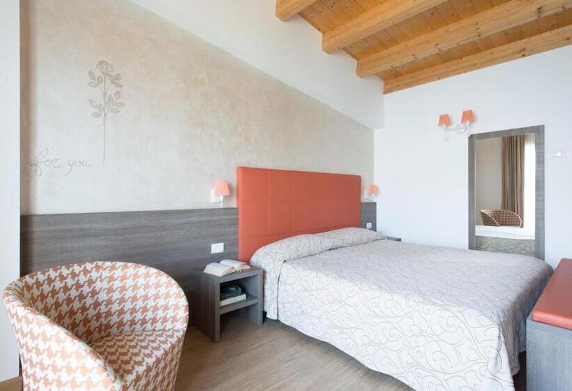 Quarto Deluxe, Village Hotel Lucia