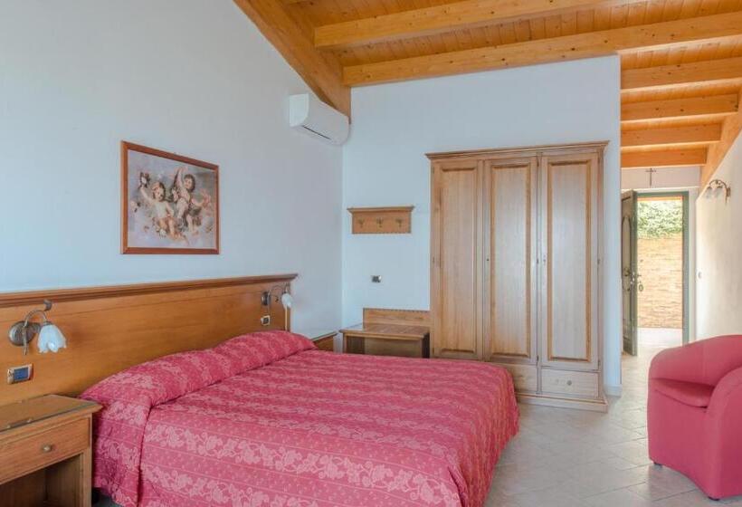 Quarto Deluxe, Village Hotel Lucia