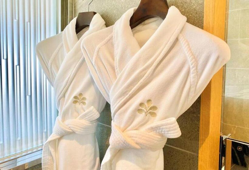 اتاق لوکس, Nikko Kanazawa
