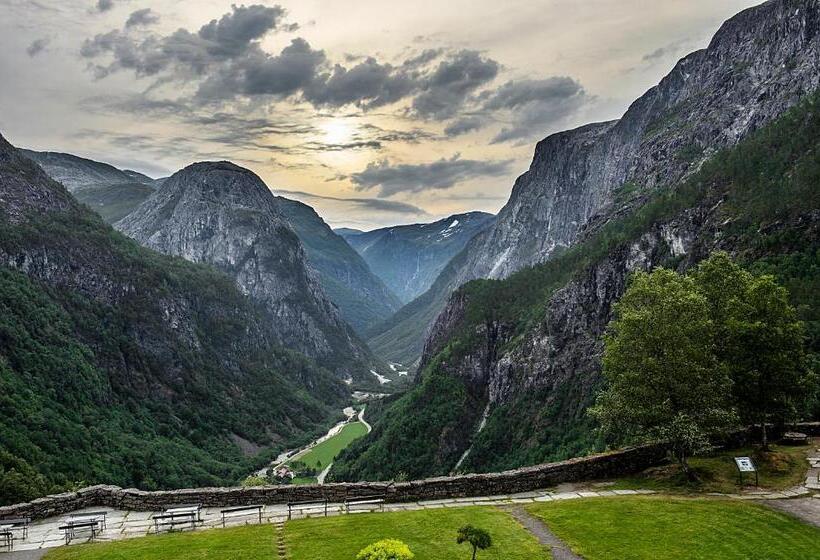 Deluxe Svit, Stalheim