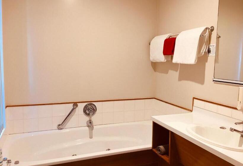 스탠다드 스튜디오, Cascades Lakefront Motel
