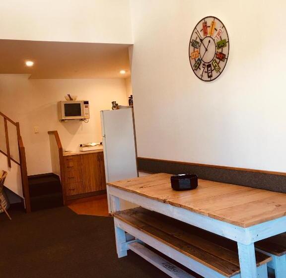 이코노미 패밀리 스위트, Cascades Lakefront Motel
