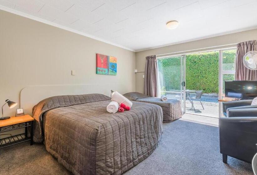 스탠다드 스튜디오, Manuka Crescent Motel