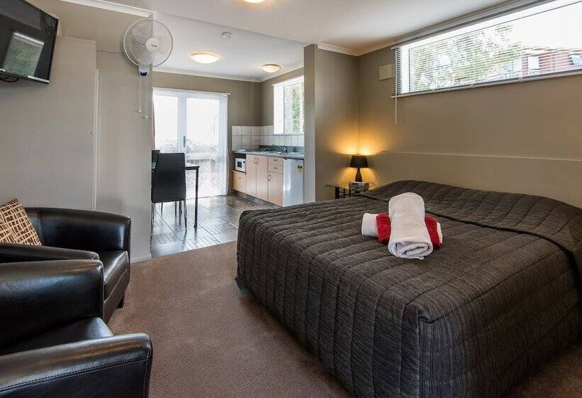 스탠다드 스튜디오, Manuka Crescent Motel
