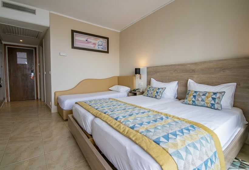 اتاق خانوادگی با چشم‌انداز دریا, Riadh Palms Resort & Spa
