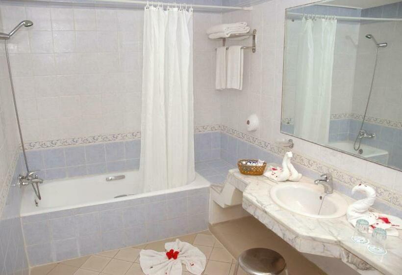 اتاق استاندارد چهار تخته با چشم‌انداز دریا, Riadh Palms Resort & Spa