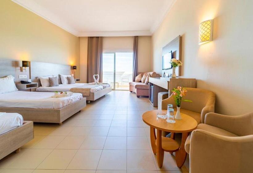 اتاق خانوادگی با چشم‌انداز دریا, Riadh Palms Resort & Spa