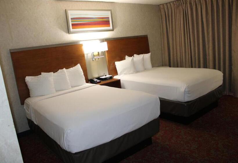 חדר סטנדרט נוף לבריכה, Clarion Hotel Bakersfield North