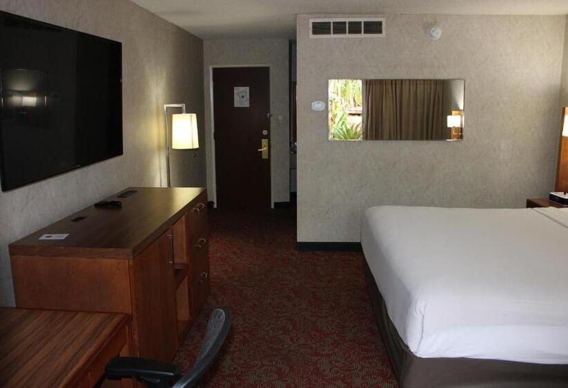 חדר סטנדרט עם מיטת קינג, Clarion Hotel Bakersfield North
