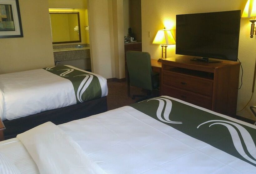 带2个双人床的标准工作室, Quality Inn & Suites