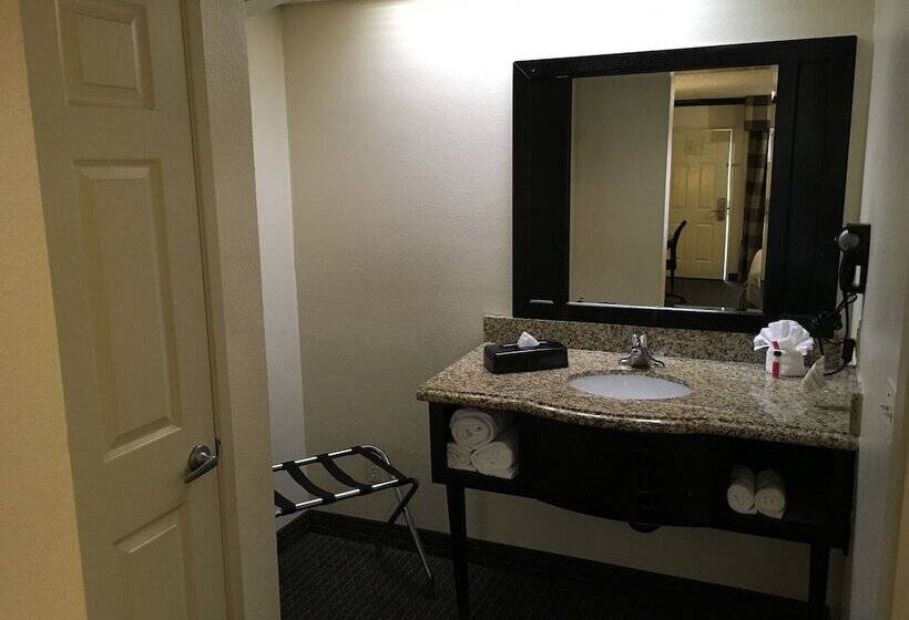 스탠다드 스튜디오, Ramada By Wyndham Ontario