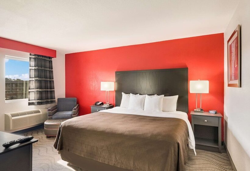 Люкс с гидромассажем, Clarion Inn & Suites Russellville I40