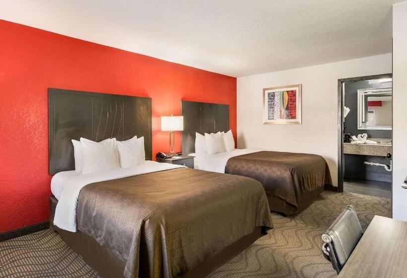 Люкс с гидромассажем, Clarion Inn & Suites Russellville I40