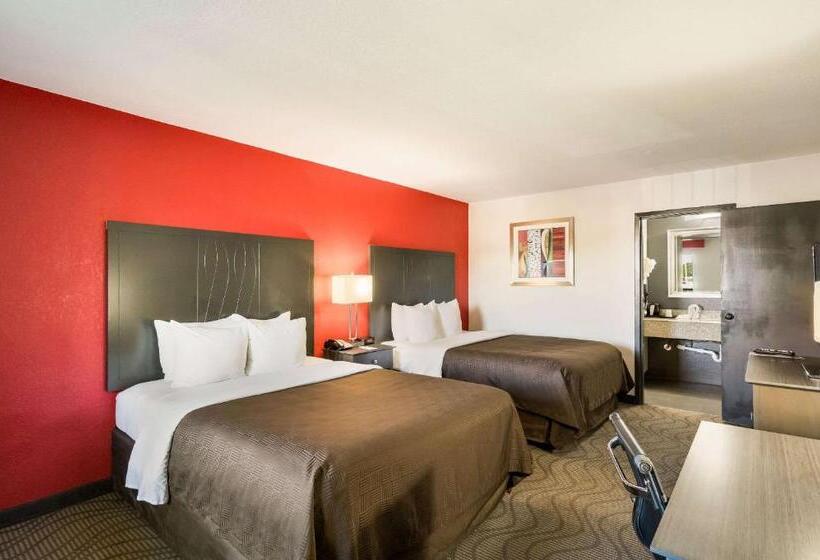 Люкс с гидромассажем, Clarion Inn & Suites Russellville I40