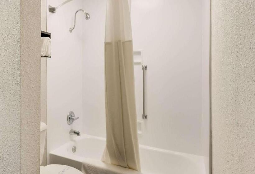 Люкс Кровать Кинг, Clarion Inn & Suites Russellville I40
