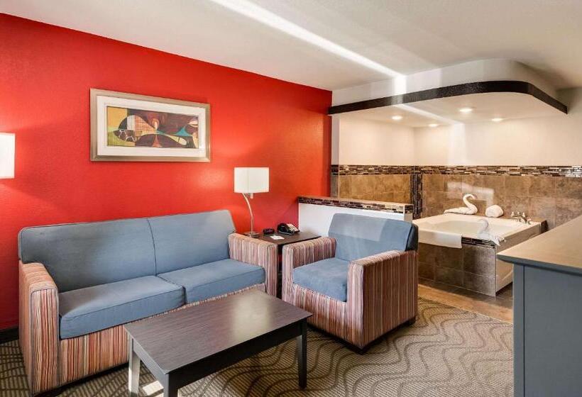 Люкс Кровать Кинг, Clarion Inn & Suites Russellville I40