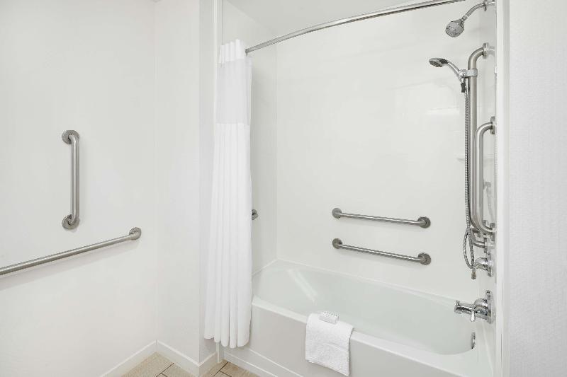 Номер Стандарт Кровать Кинг Адаптированный для Инвалидов, Holiday Inn Express Atlantic City W Pleasantville, An Ihg