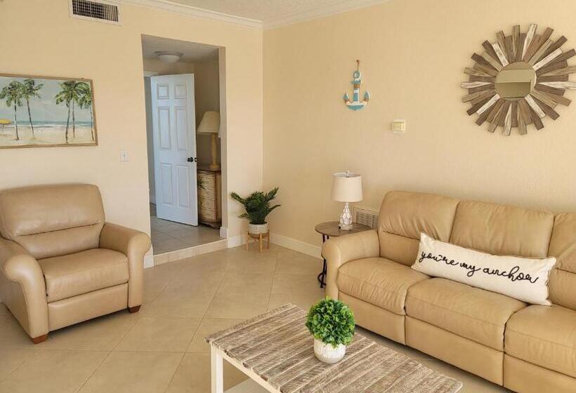 1 Bedroom Penthouse Apartment, Island Inn Beach Resort
