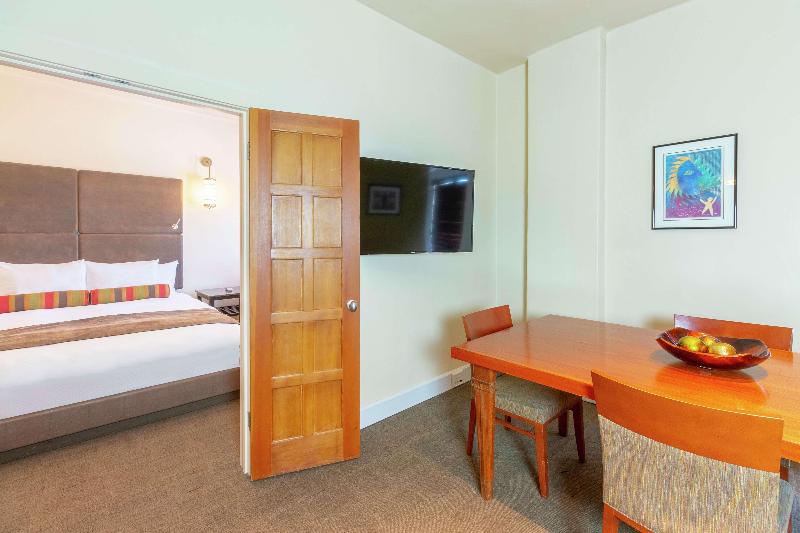 מיטת קינג בסוויטה, Andaluz Albuquerque, Curio Collection By Hilton