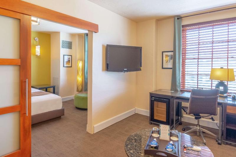 מיטת קינג בסוויטה, Andaluz Albuquerque, Curio Collection By Hilton