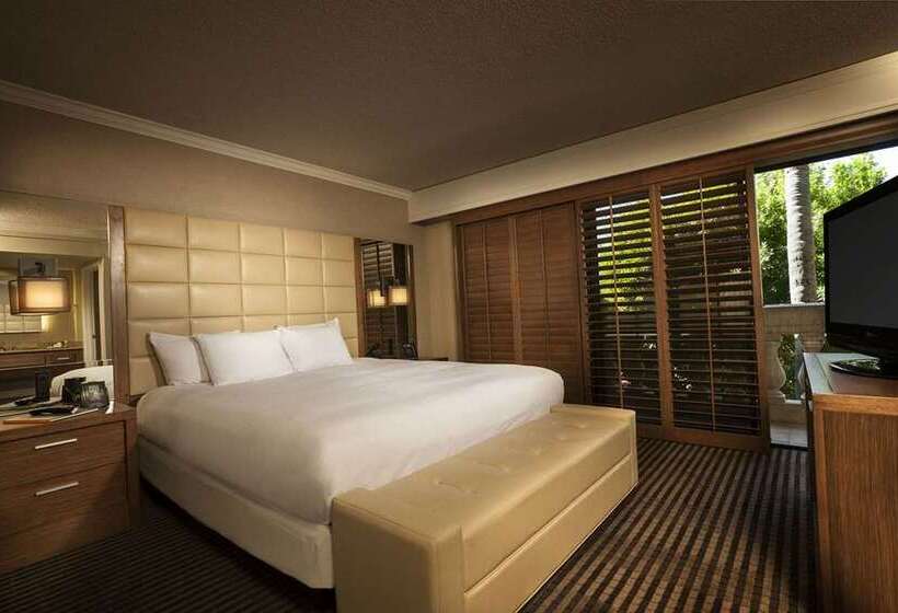 מיטת קינג בסוויטה, Andaluz Albuquerque, Curio Collection By Hilton
