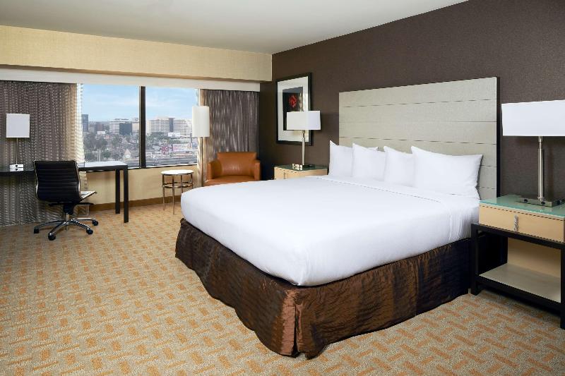 اتاق استاندارد با تخت بزرگ, Hilton Los Angeles Airport