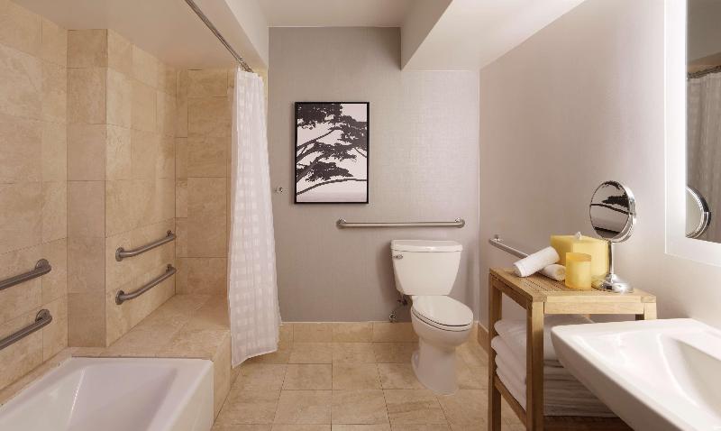 اتاق استاندارد با تخت بزرگ برای معلولان, Quality Inn Oakwood