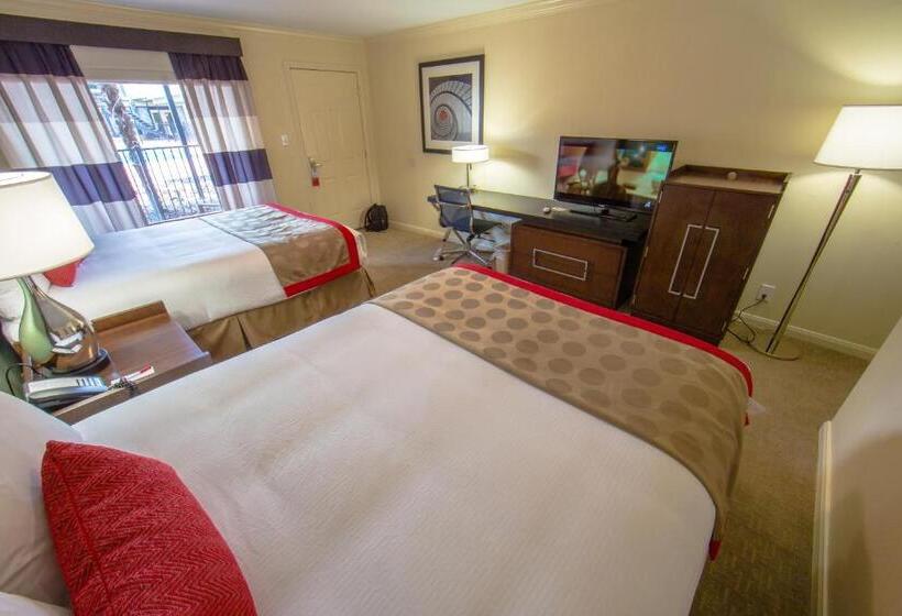 اتاق استاندارد با چشم‌انداز استخر, Ramada By Wyndham Houston Intercontinental Airport East