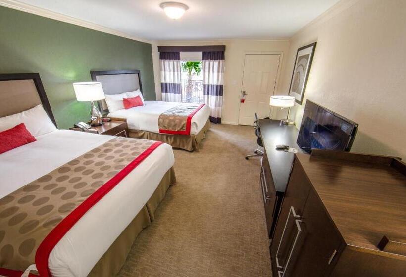 اتاق استاندارد با چشم‌انداز استخر, Ramada By Wyndham Houston Intercontinental Airport East