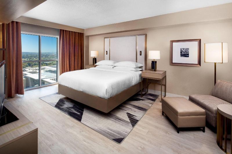 带双人大床的行政管理套房, Sheraton Raleigh