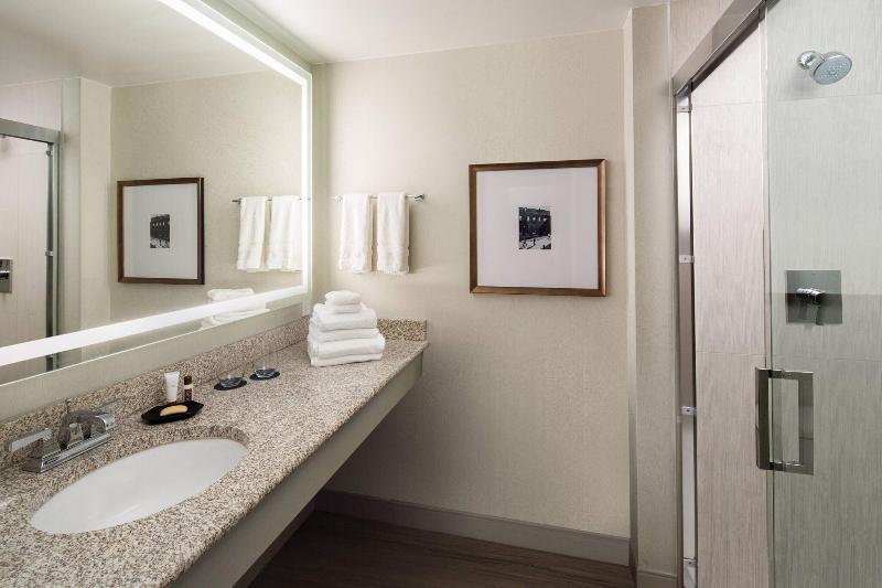 带双人大床的行政管理套房, Sheraton Raleigh