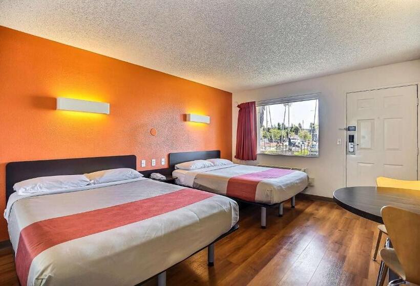 Quarto Quadruple Clássico, Motel 6oakland, Ca  Embarcadero