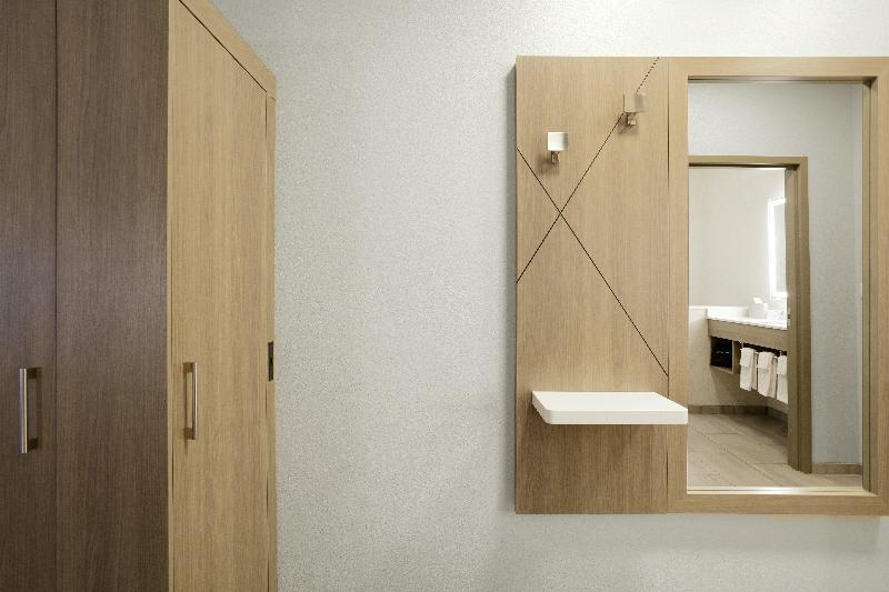 Люкс Кровать Кинг, Holiday Inn Express Hotel & Suites Grove City, An Ihg