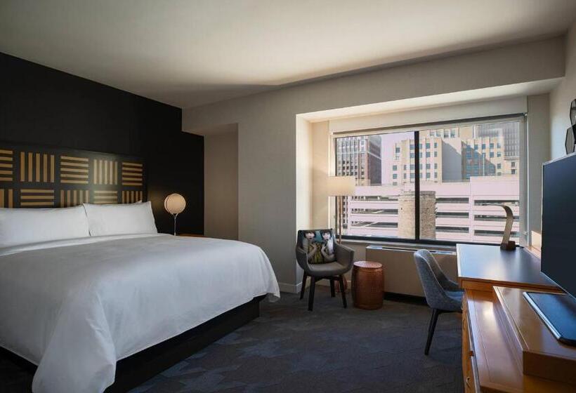 Club Room King Bed, Renaissance Des Moines Savery