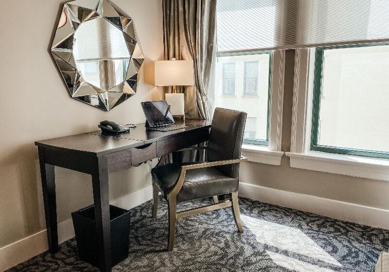 מיטת קינג בסוויטה, The St. Anthony, A Luxury Collection Hotel, San Antonio