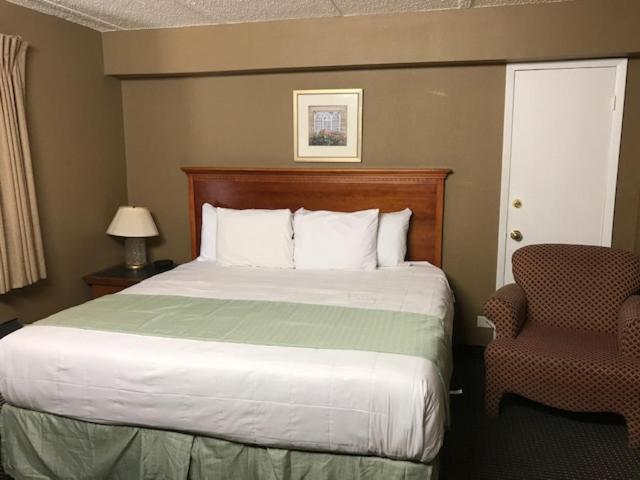 キングサイズベッドのスタンダードルーム, Americas Best Value Inn Laredo