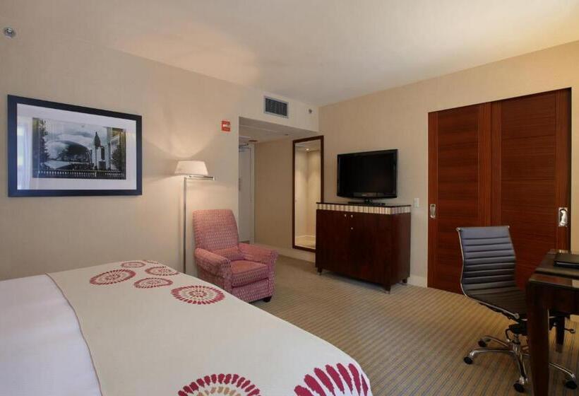اتاق استاندارد با تخت بزرگ, Millennium Knickerbocker Chicago