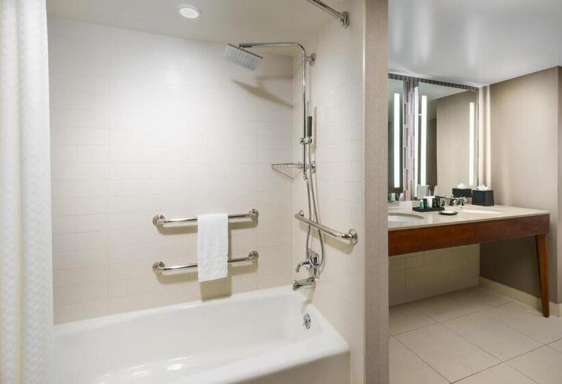 Номер Классика Кровать Кинг, The Westin Portland Harborview