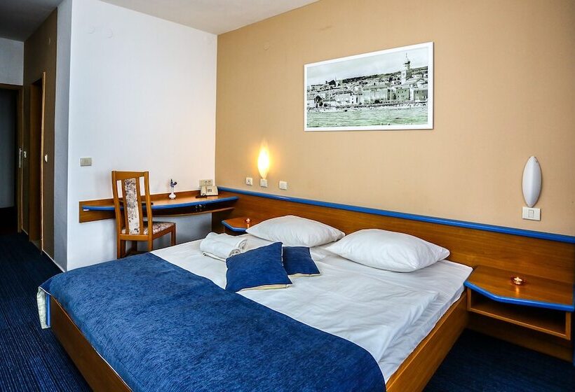 اتاق استاندارد با بالکن و چشم‌انداز دریا, Dražica   Hotel Resort Dražica