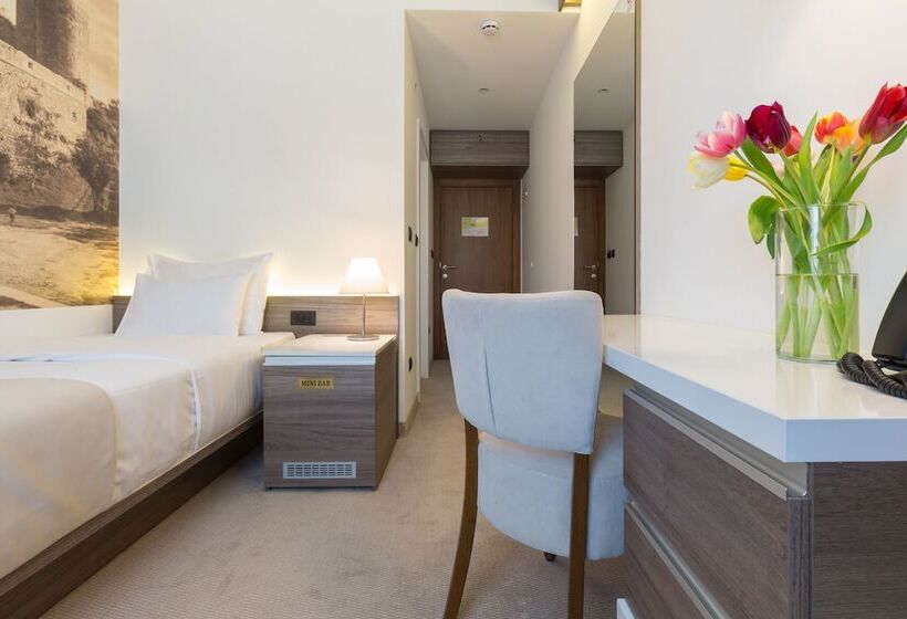 اتاق استاندارد یک نفره, Royal Inn