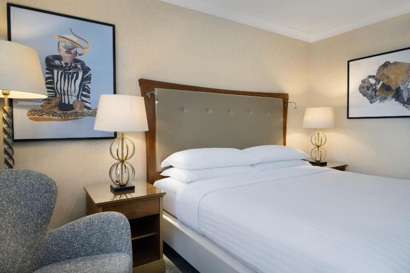 اتاق سوپریور با تخت بزرگ, Delta Hotels By Marriott Swindon