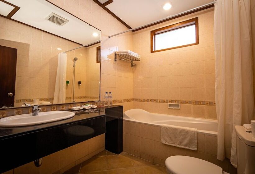 Номер Deluxe Вид на Сад, Yulia Beach Inn Kuta