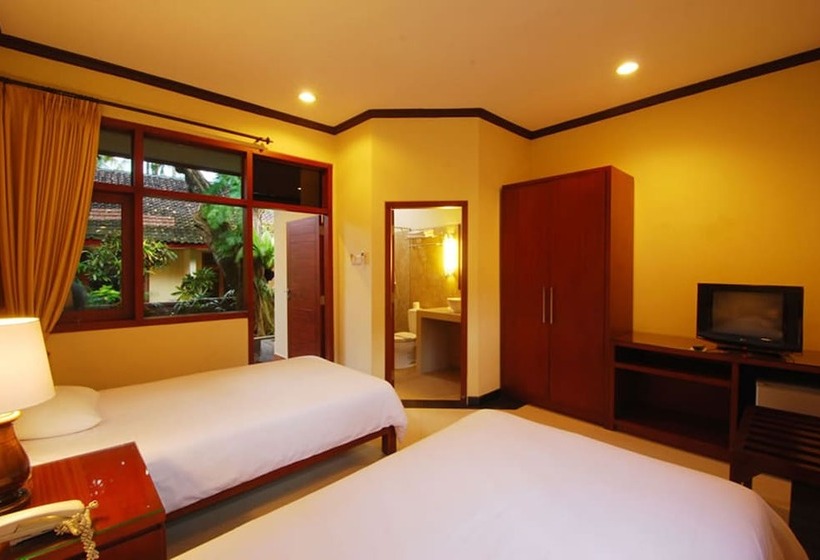 Номер Deluxe Вид на Сад, Yulia Beach Inn Kuta