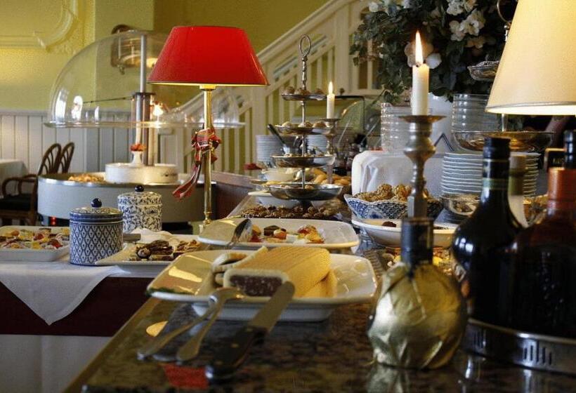 اتاق اساندارد با چشم‌انداز جانبی به دریا, Np Hotel Schweriner Hof