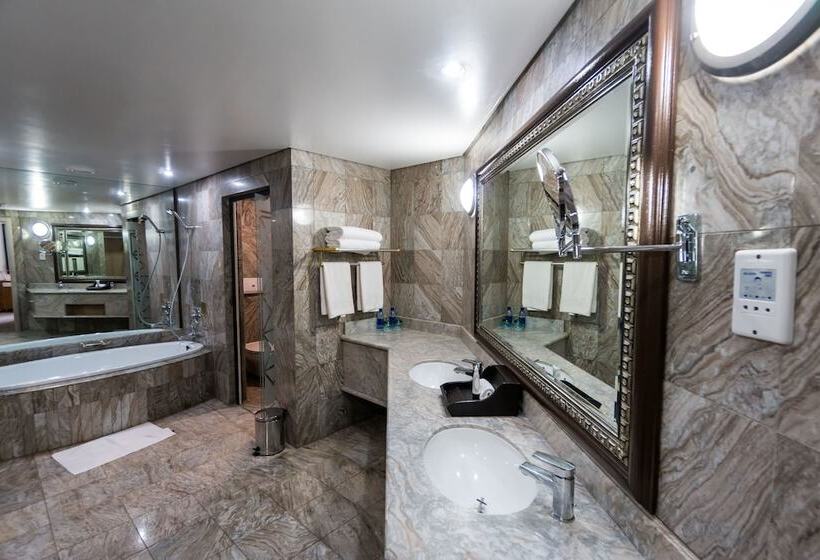 سوییت لوکس, Windhoek Country Club Resort