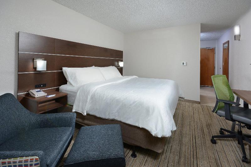 适合残疾人士使用的带超级大床的标准间, Holiday Inn Express Danville, An Ihg